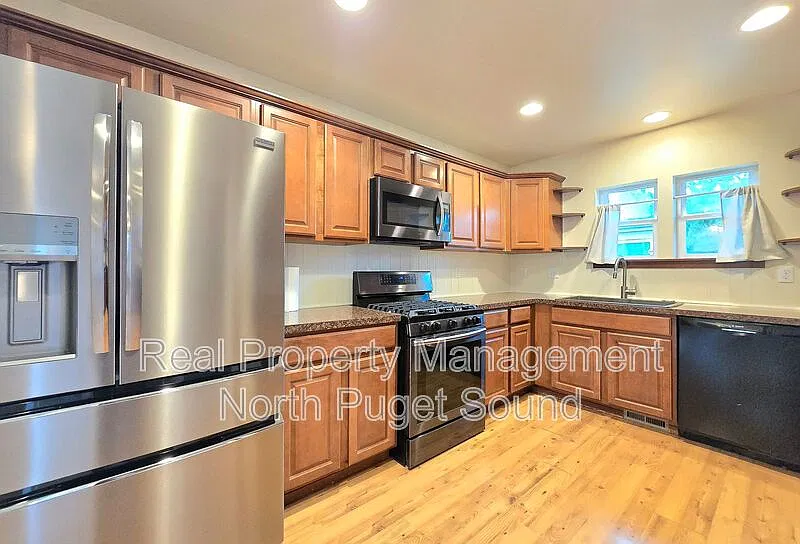 4 bed, 2.0 bath, 1653 sqft, $3,195 — Photo 2