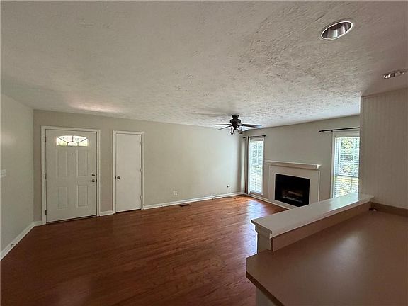 4th image of 1940 Lakewood Rd