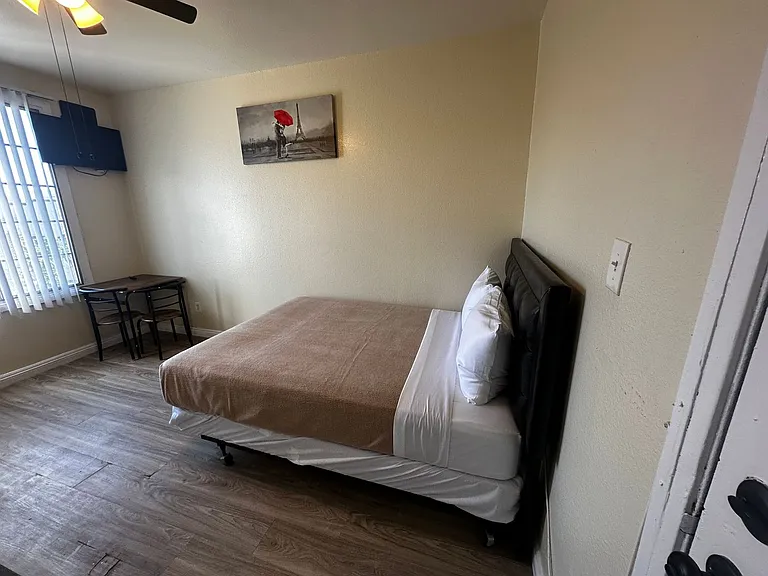 Soto Rose Apartments — Photo 48