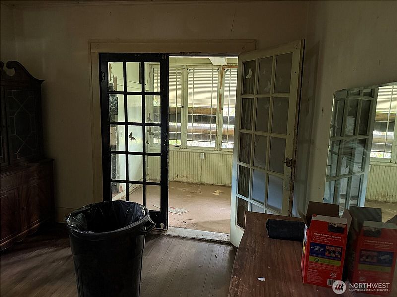 3rd image of 212 ASH Street S