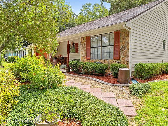 3rd image of 827 Darby Ln