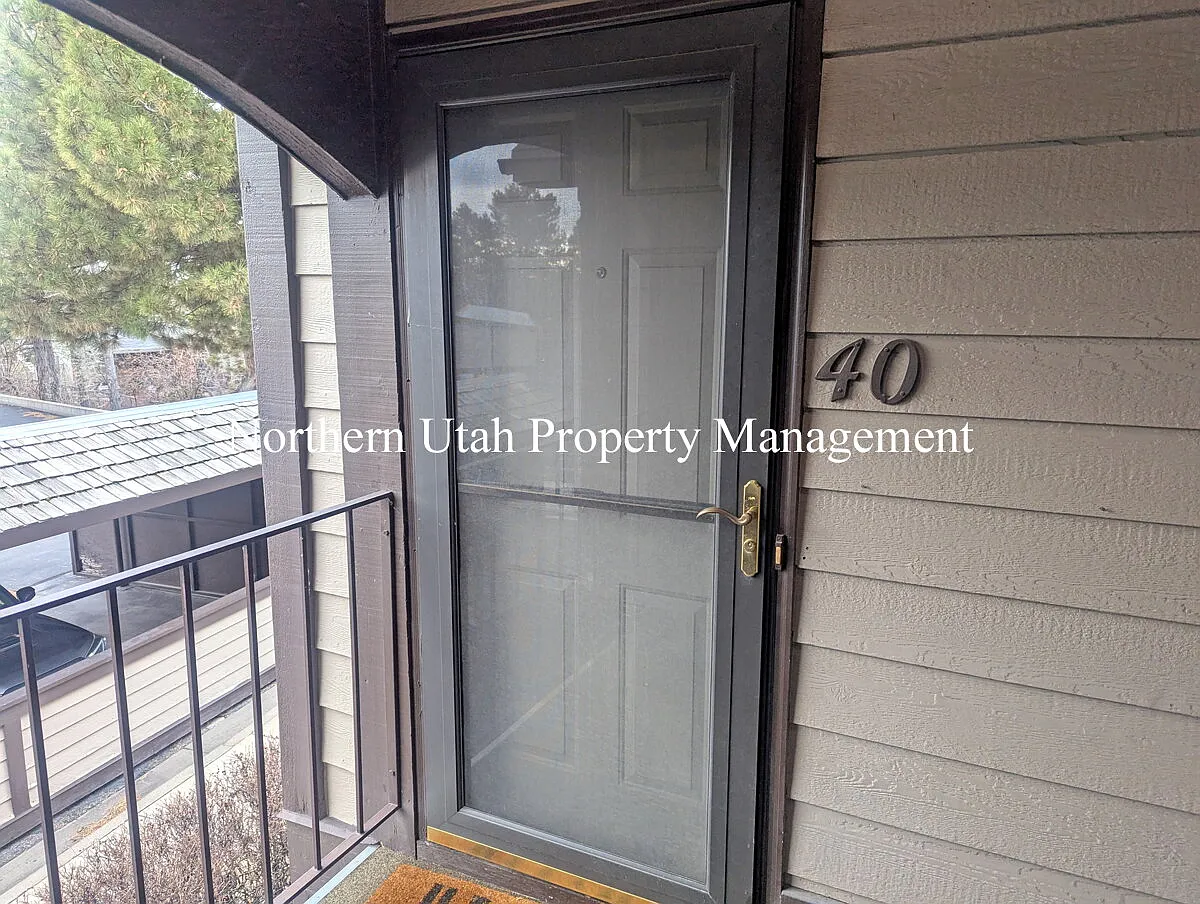 2 bed, 1.0 bath, 924 sqft, $1,200 — Photo 2