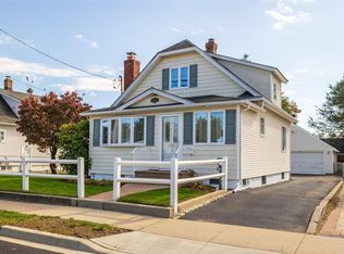 213 Plainview Rd, Hicksville, NY 11801