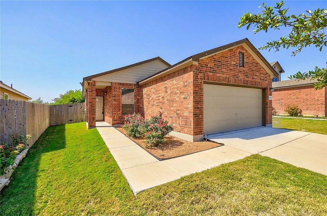 3 bed, 2.0 bath, 1352 sqft, $1,700 — Photo 2