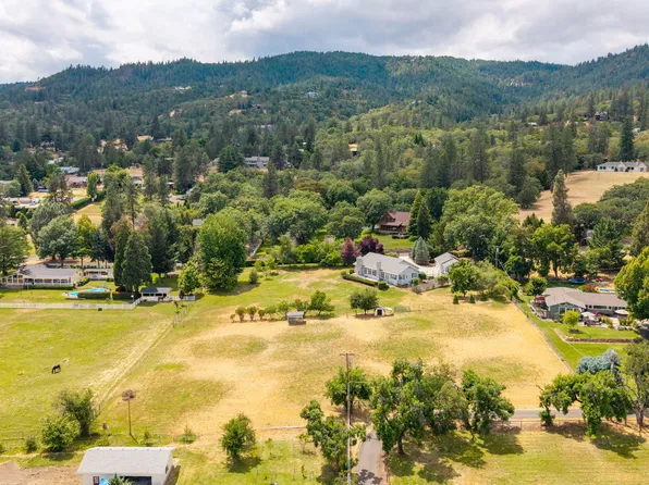 1272 Goldstone Dr, Central Point, OR 97502