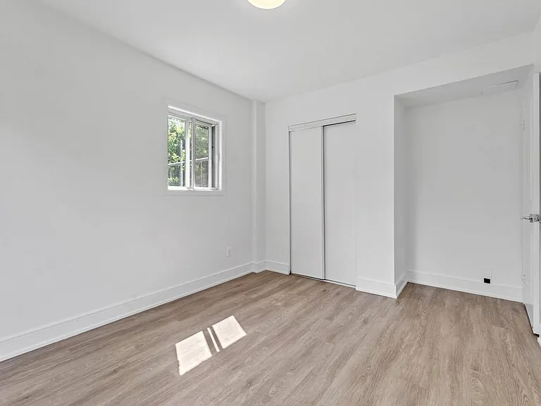 371 Yonge St — Photo 13