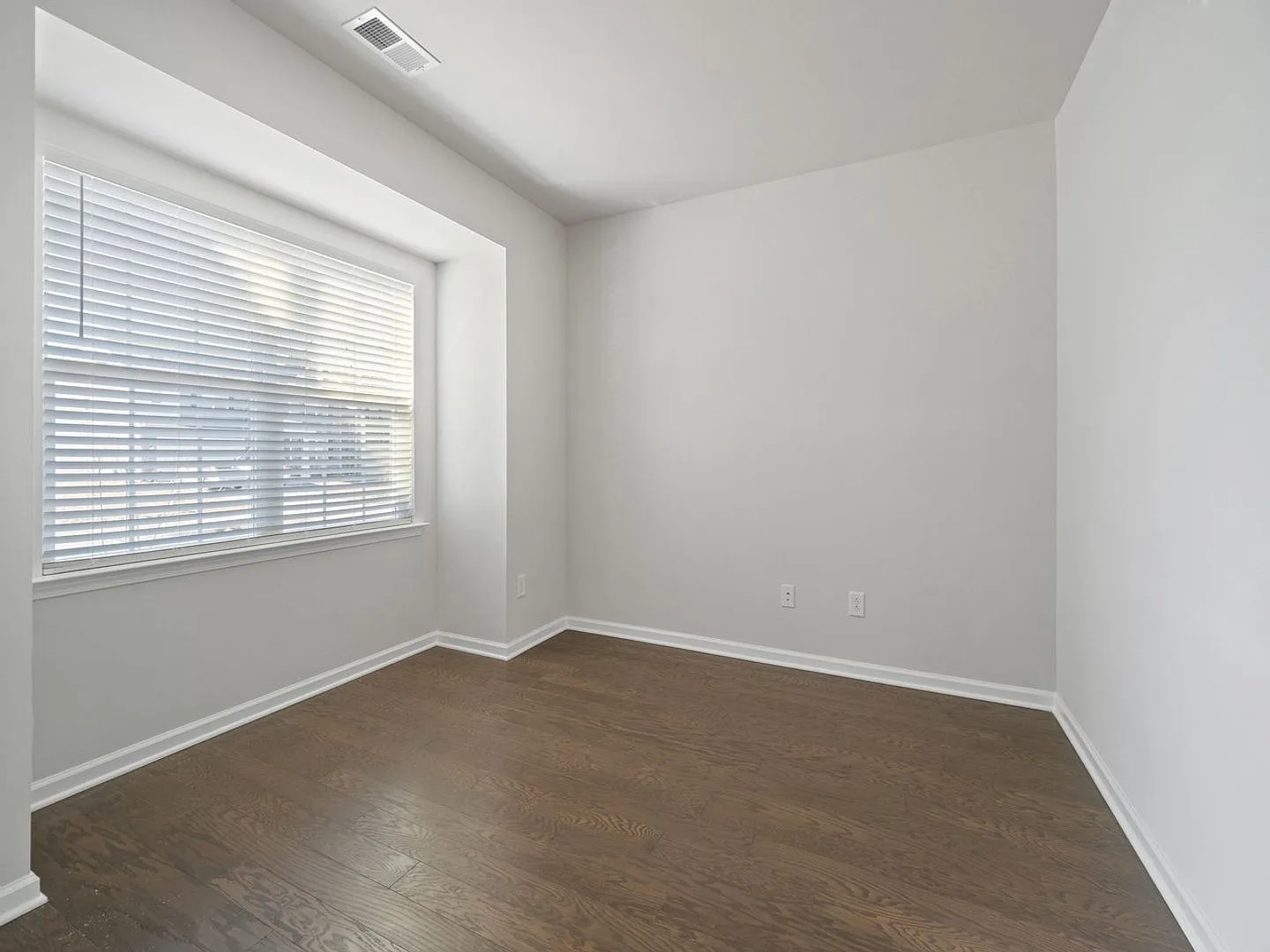 Beautiful Almost New Home with 5 Bedroom & 4.5 Baths — Photo 4