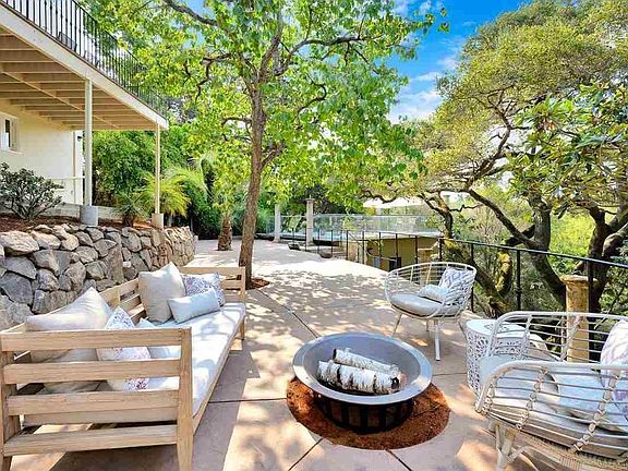 Garden view while you enter the unit and can be seen from within this unit