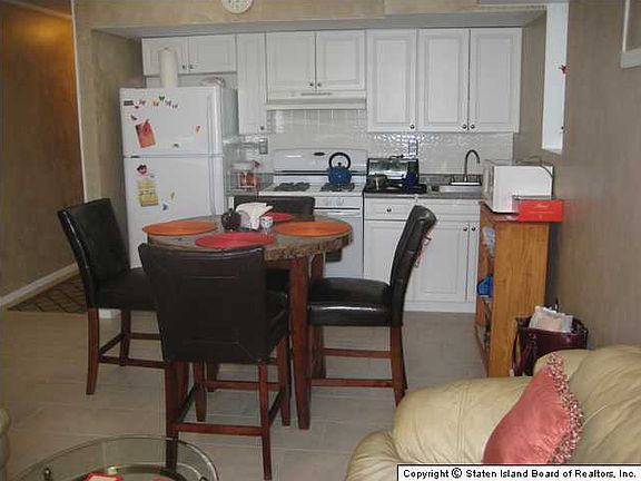 4th image of 39 Gloria Ct