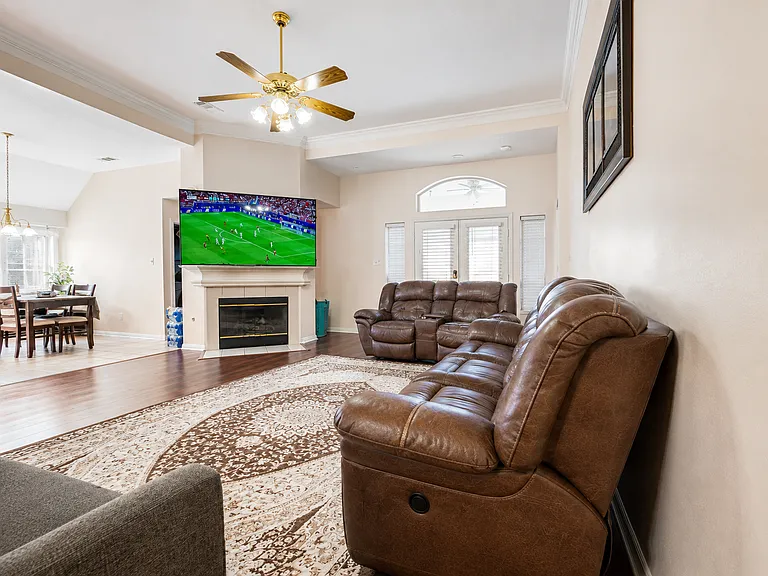 1405 Meadow Dr — Photo 6