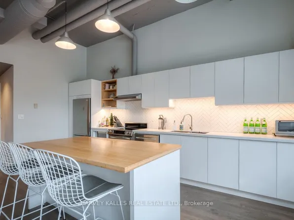 700 King St W, Toronto, ON