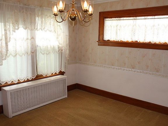 4th image of 209 McNaughton St
