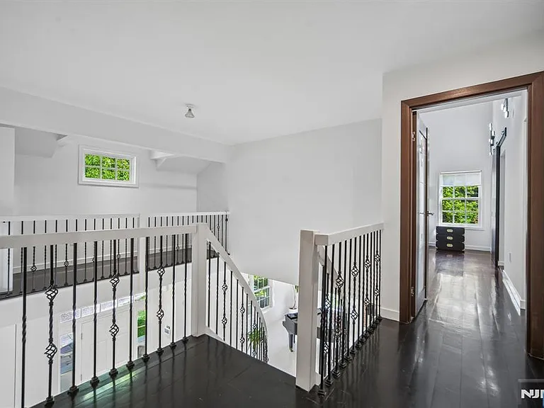 2B Paris Ave — Photo 12