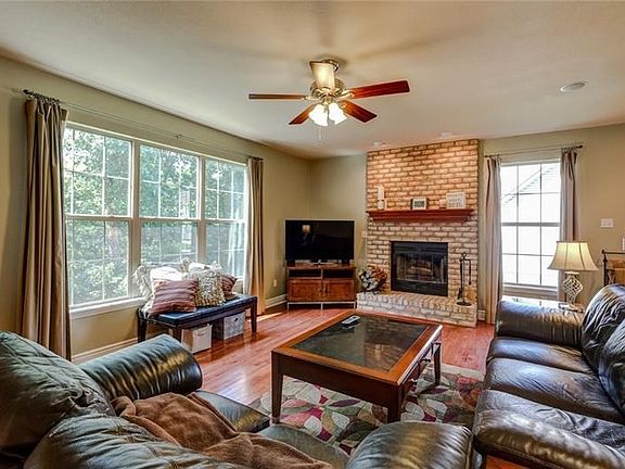 3rd image of 165 Southridge Dr