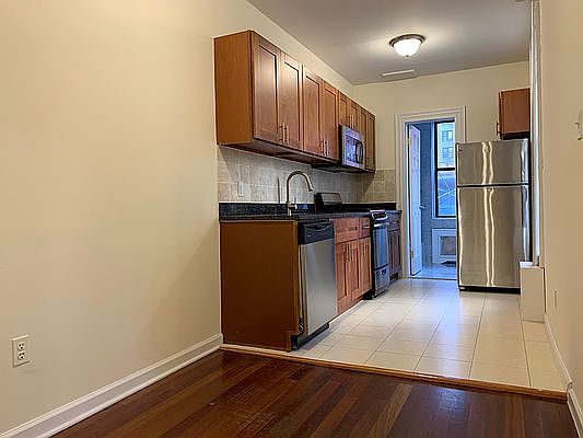 2nd image of 250 W 78th St #2V