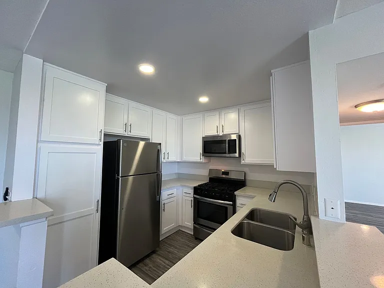 5235 Kester Ave — Photo 48