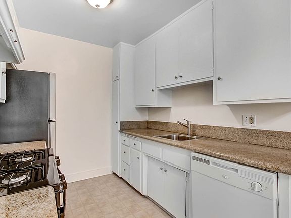 5th image of 937 6th St APT 4