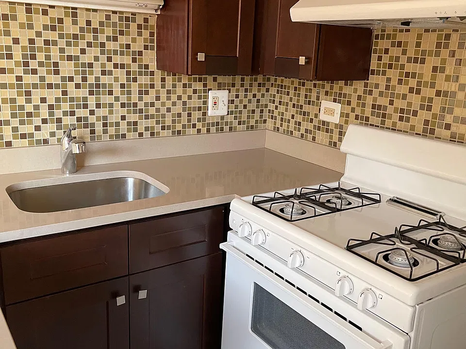 3710-320 N Pine Grove Ave