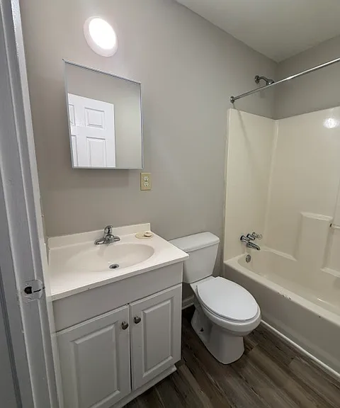 711 Alexander St — Photo 2