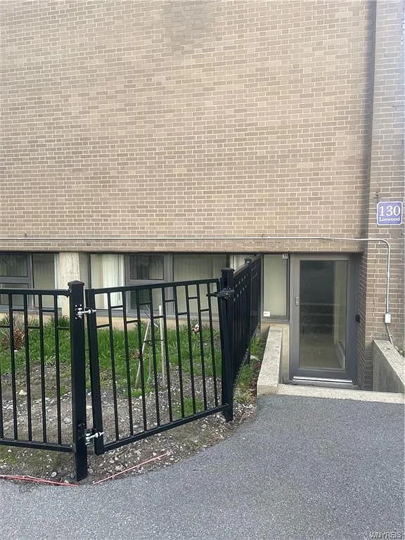 2 bed, 900 sqft, $1,700 — Photo 1