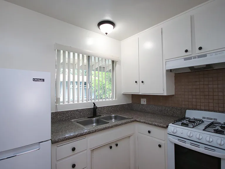 976 E Villa St #16 — Photo 9