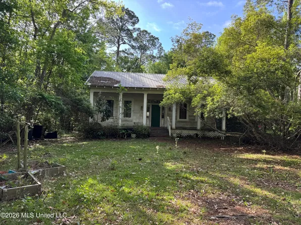 810 Saint Joseph St, Waveland, MS 39576