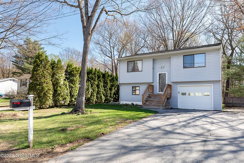 2nd image of 28 Red Oak Lane