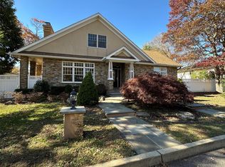 16 Oriole Place, Farmingville, NY 11738