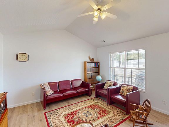 4th image of 1110 Roberts Dr