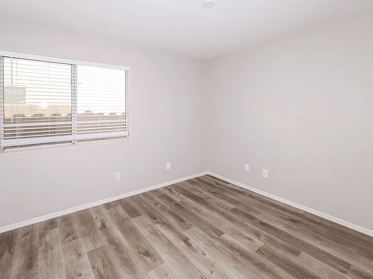 3916 E Morrow Dr — Photo 13