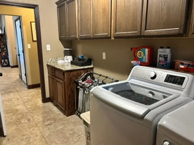 7065 McLeod Dr — Photo 21