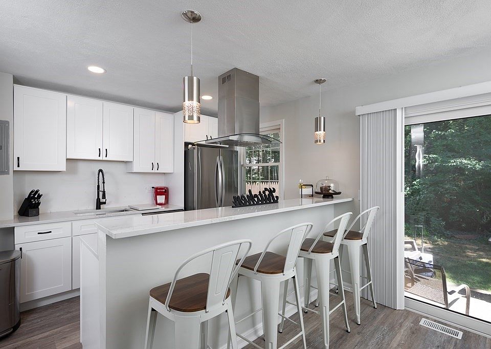 1st image of 8 Treetop Ln #3