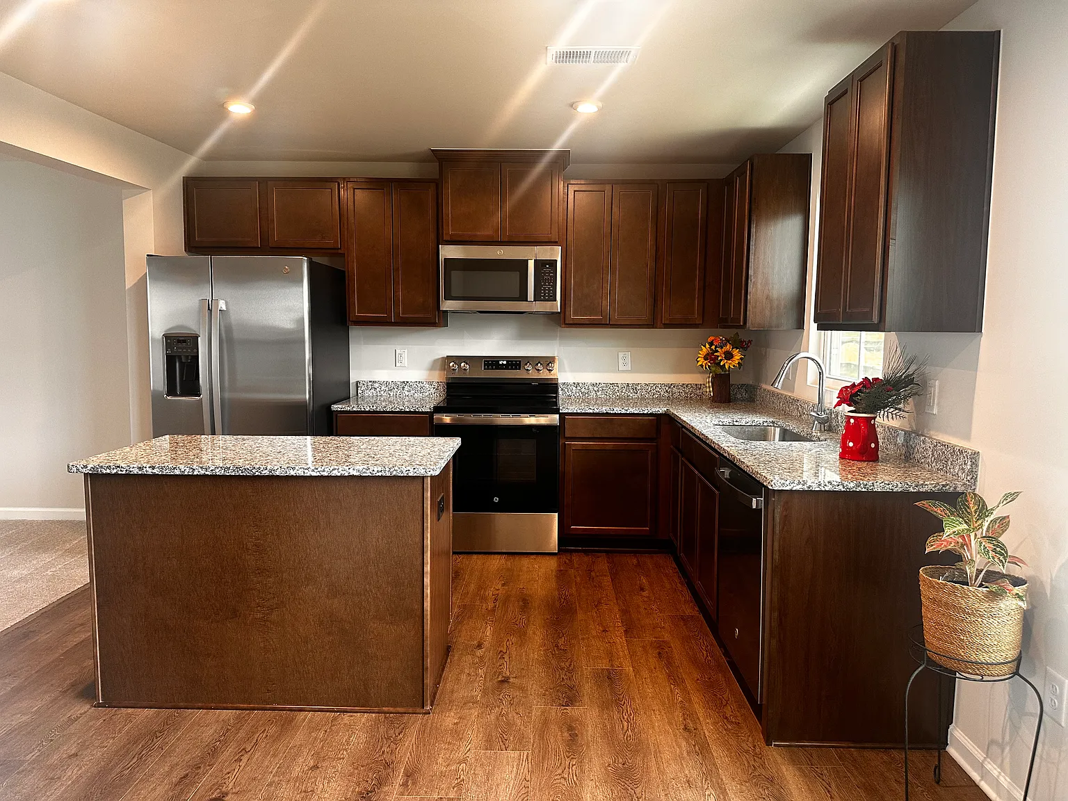 3 bed, 1564 sqft, $1,800 — Photo 1