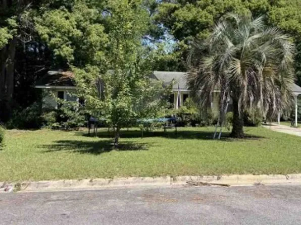 1305 Sussex Dr, Tifton, GA 31794