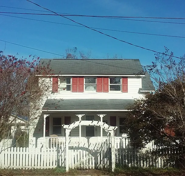 1002 Fisher St — Photo 2