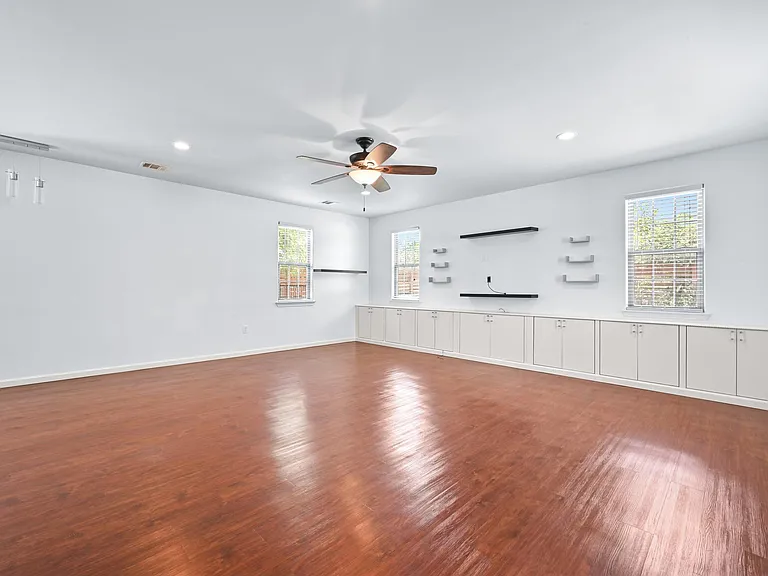 330 Howard Ln — Photo 8