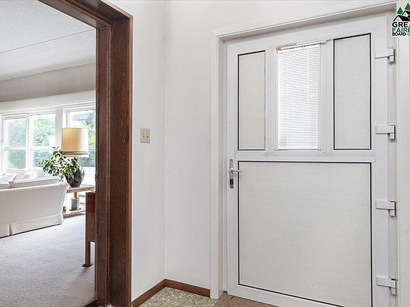 5th image of 1008 Smythe St