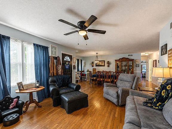 5th image of 208 Castle Blvd