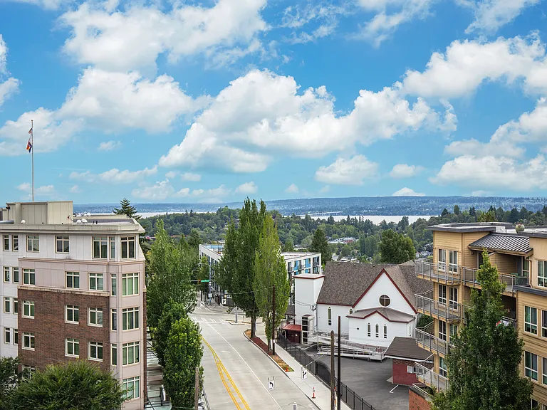 2112 E Denny Way — Photo 40