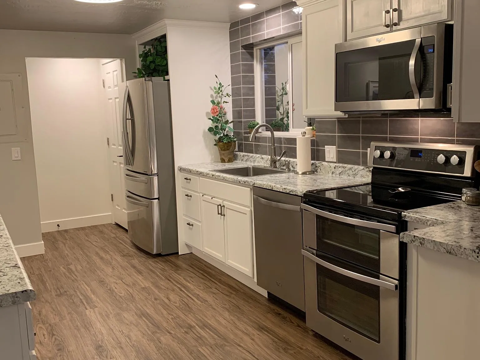 5 bed, 2400 sqft, $2,895 — Photo 4