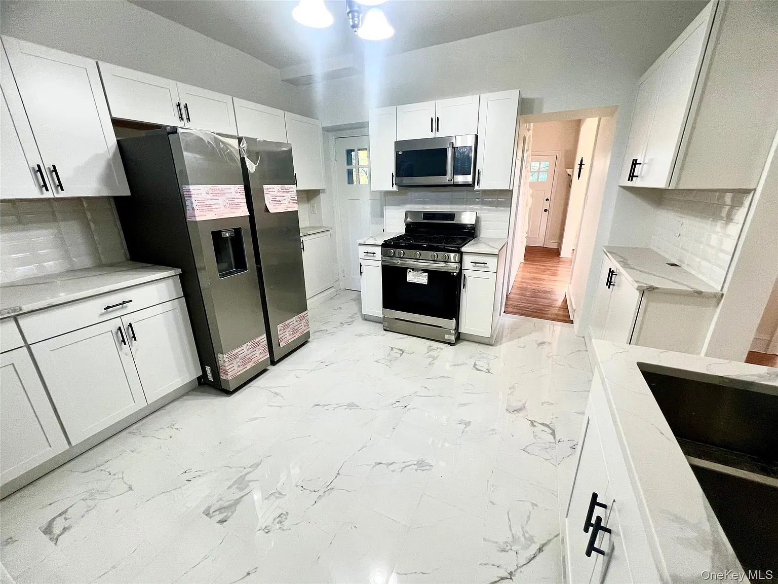 3 bed, 1.0 bath, 1400 sqft, $2,000 — Photo 3