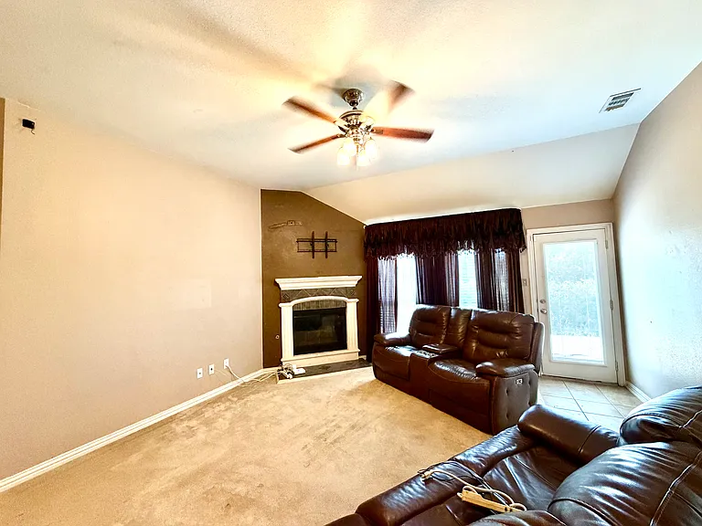 2102 Central Park Dr — Photo 7