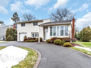 21 Coronet Ln, Plainview, NY 11803