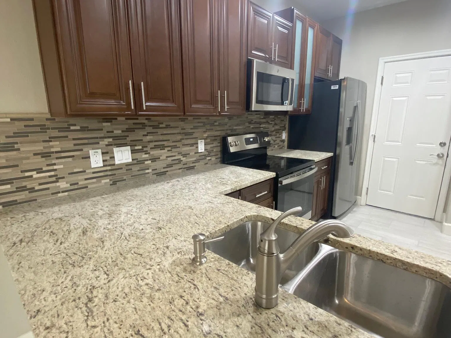 3 bed, 2.5 bath, 1501 sqft, $2,200 — Photo 4
