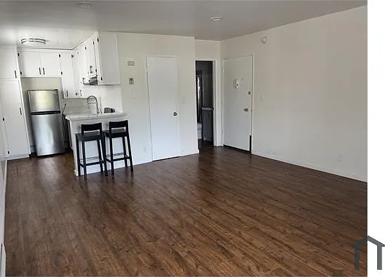 14718 Magnolia Blvd — Photo 2