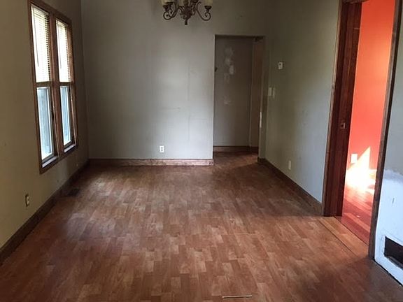 3rd image of 914 E 4th St