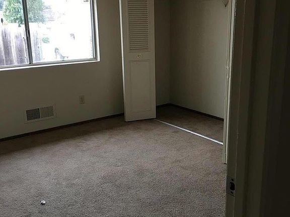 5th image of 421 Windsor Ct