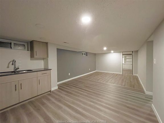 4th image of 1595 Sun Valley Dr