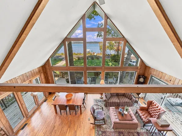 1119 E South Shore Dr, Frankfort, MI 49635