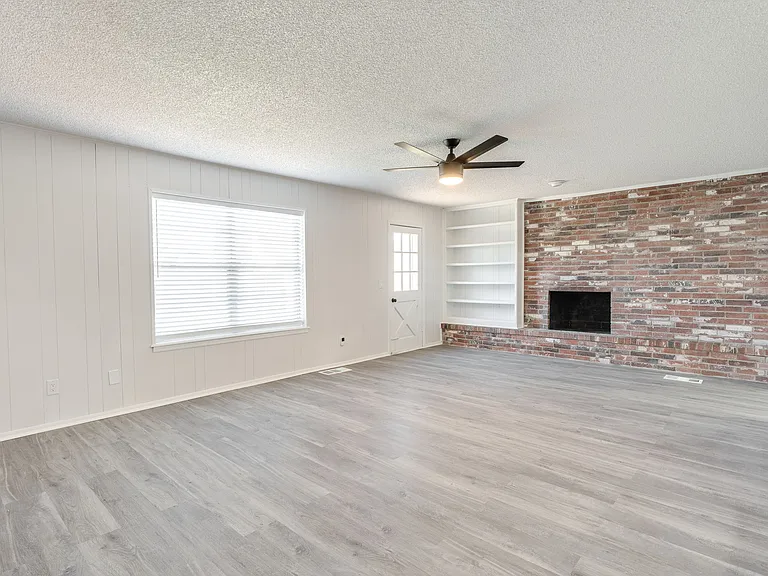 11715 N Francis Ave — Photo 9
